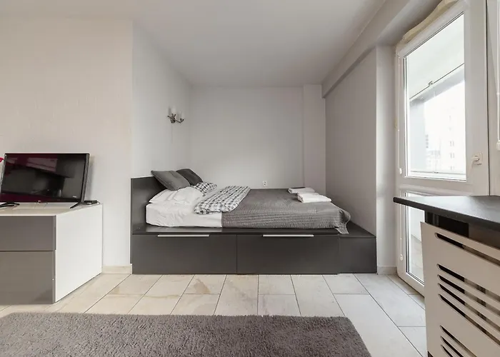 Metro Swietokrzyska شقة